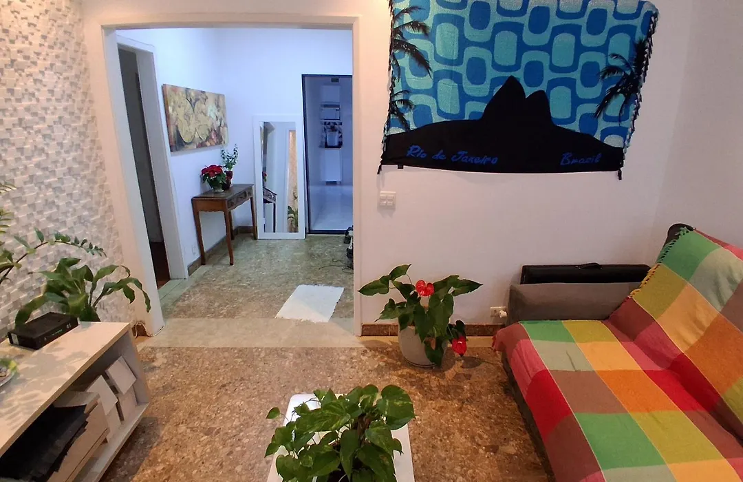quiet beachfront room in shared apartment - quarto tranquilo num apartamento compartilhado em frente a praia-1