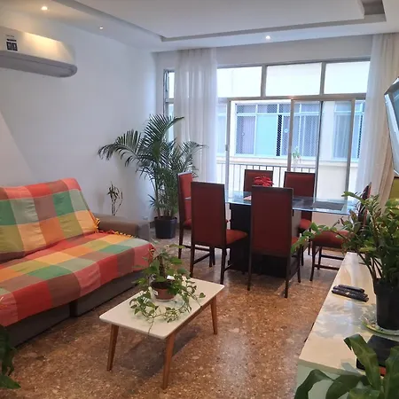 quiet beachfront room in shared apartment - quarto tranquilo num apartamento compartilhado em frente a praia-3